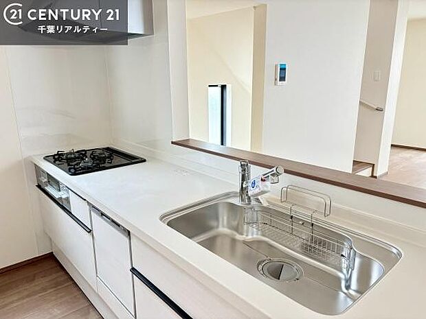 大人気の対面式システムキッチンを採用しています!ご家族のコミュニケーションが自然と増える設計です。お子様にも目が届くので嬉しいですね!広々使えて快適で作業が進みます。