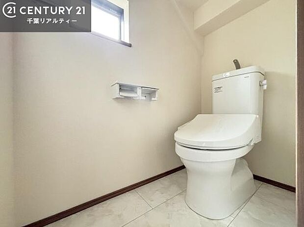 1・2階にトイレがございます!朝の忙しい時間帯も待たずにすみそうですね。白を基調とした清潔感のあるトイレでお手入れがしやすいです!
