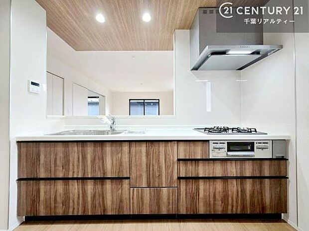 大人気の対面式システムキッチンを採用しています!ご家族のコミュニケーションが自然と増える設計です。お子様にも目が届くので嬉しいですね!広々使えて快適で作業が進みます。