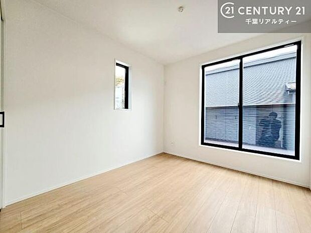 バルコニーに面している洋室です。明るく温もりがあり、換気もしっかりできます!朝起きて、外に出て背伸びをしつつ深呼吸をし良い朝を迎え入れることができます。