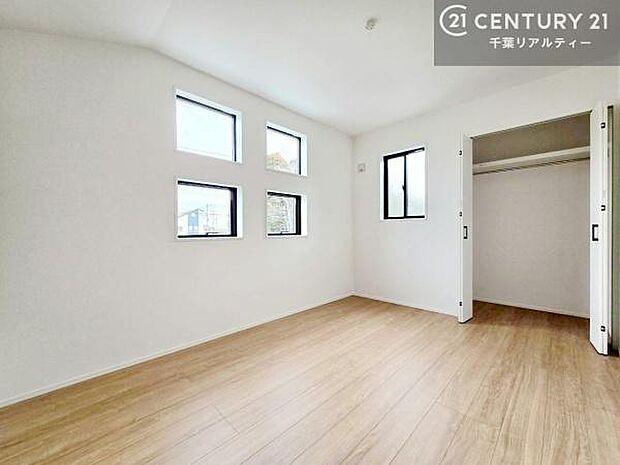 掃き出し窓がないお部屋は、お子様のお部屋としても安心です!収納スペースも充実しているので散らかったお部屋をサッと片付けられます!