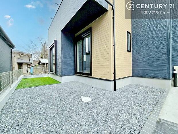 陽当たり良好なお庭です!晴れた日には青い空を見渡せる開放的な時間を楽しめます。ガーデニングや家庭菜園も楽しめます!