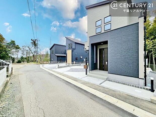 全3棟のキレイな街並み。是非1度ご内見ください。物件探しのご条件・ご要望・ご質問など、不動産に関することならどのようなことでも誠心誠意対応させて頂きます。