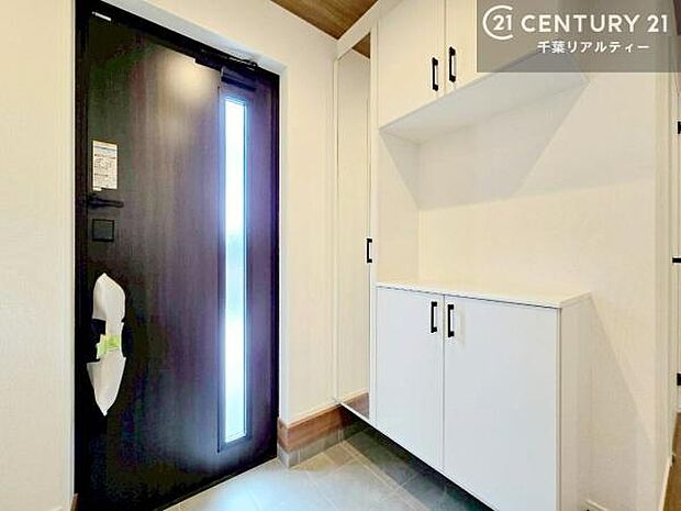 シューズボックス付き。玄関が片付きお掃除がしやすいです!スッキリした玄関で戸を開けた瞬間、清潔感のある心地いい空間が出迎えてくれます。