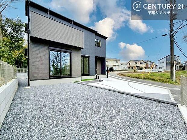 陽当たり良好なお庭です!晴れた日には青い空を見渡せる開放的な時間を楽しめます。ガーデニングや家庭菜園も楽しめます!