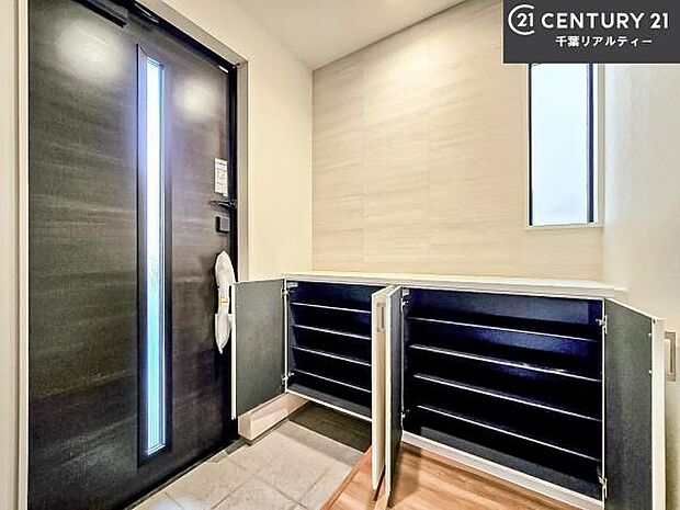 シューズボックス付きなので、玄関が片付きお掃除がしやすいです!スッキリした玄関で戸を開けた瞬間、清潔感のある心地いい空間が出迎えてくれます。