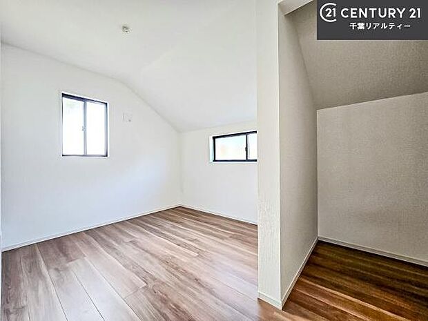 収納スペースがついています!居室をスッキリ整頓する事ができますね。家具を選ばないシンプルなデザインの為、家具を選ばずお気に入りの空間作りができそうですね。