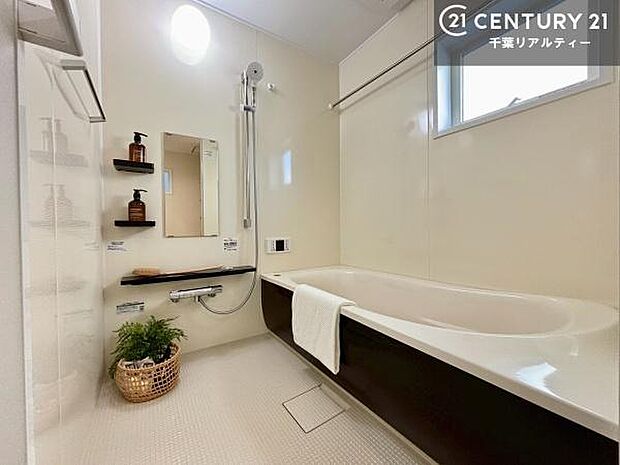 広々バスで一日の疲れをリフレッシュ。足が伸ばせるので、浴槽にもゆったりと浸かれますね!毎日のバスタイムが楽しみになります。