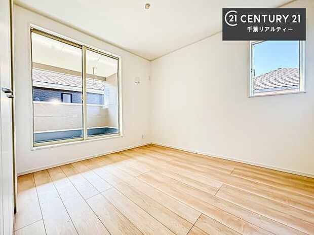 バルコニーに面している洋室です。明るく温もりがあり、換気もしっかりできます!朝起きて、外に出て背伸びをしつつ深呼吸をし良い朝を迎え入れることができます。