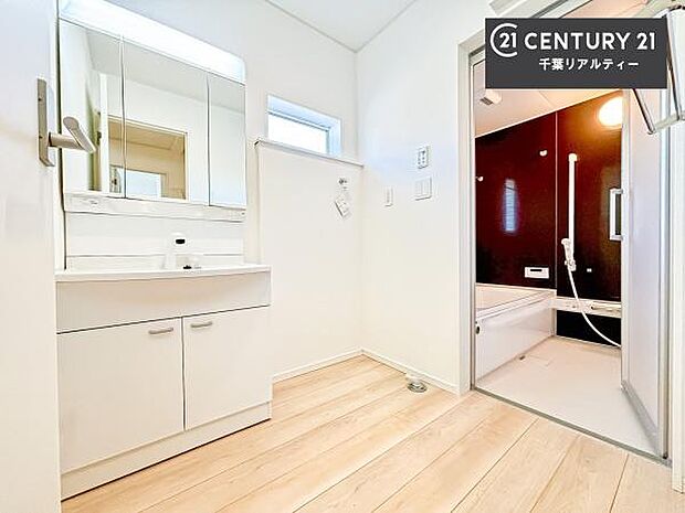 小窓付きの明るい洗面室です!湿気もすぐに入れ替えができて清潔に保つことができます!自然光が差し込むのでお化粧の仕上がりも良くなりますね!