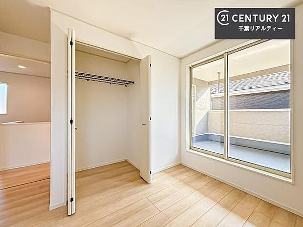 収納スペースがついています!居室をスッキリ整頓する事ができますね。家具を選ばないシンプルなデザインの為、家具を選ばずお気に入りの空間作りができそうですね。