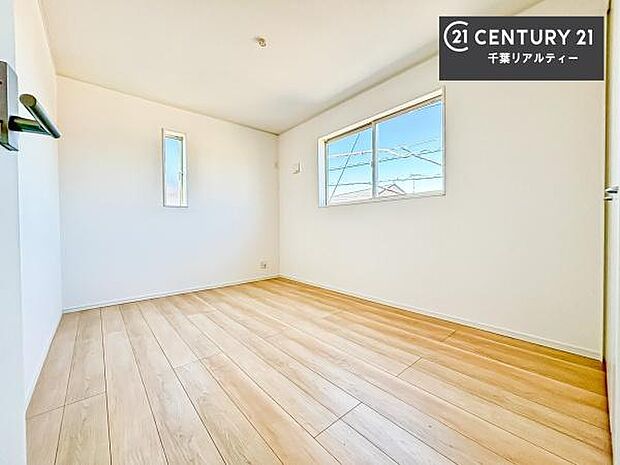 2面採光を確保した明るい室内は、風通しも良く、明るく大変居心地の良い空間となっております。リラックスして過ごせる心地の良いお部屋です!朝の目覚めがスッキリしますね!