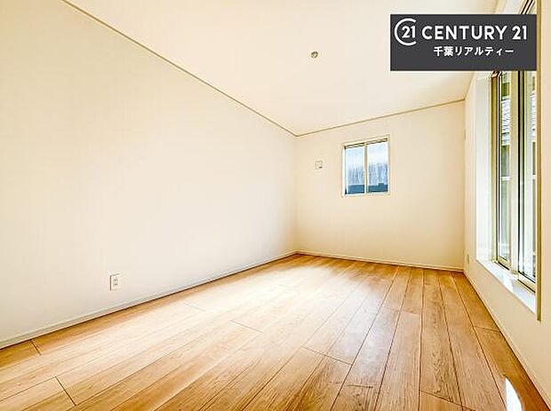 シンプルにデザインされているため、家具を選びません!お気に入りの家具を置いてくつろげる空間を作ることができます。