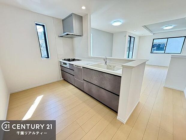 ゆとりある調理スペースで作業がしやすい快適なキッチンです!お子様と一緒にお菓子造りも楽しめる広々スペースです。楽しい調理時間になりそうですね!