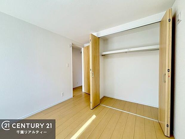 収納スペースがついています!居室をスッキリ整頓する事ができますね。家具を選ばないシンプルなデザインの為、家具を選ばずお気に入りの空間作りができそうですね。