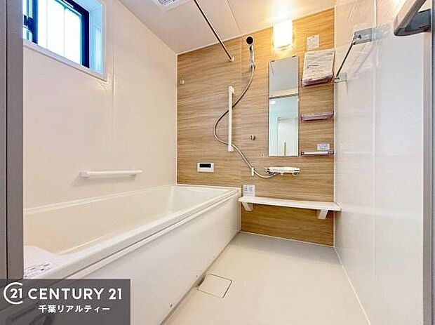 落ち着きある大人の雰囲気のバスルームは、味が出ていてバスタイムが充実!お仕事頑張っているご褒美にお好みの香りの入浴剤を入れて、楽しんでみてはいかがでしょうか?