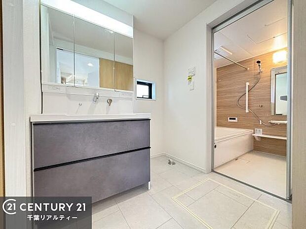 まるでホテルのパウダールームのような洗面スペース。広いカウンターはメイクやヘアセットにも使いやすく、朝の準備もスムーズです。