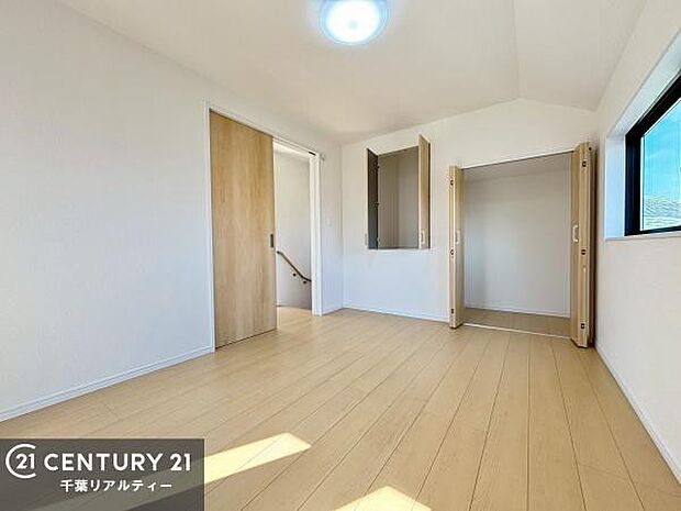 住空間をすっきり使うためには必須ポイントの収納スペースですよね。是非現地でご確認ください!