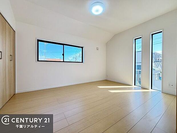 シンプルにデザインされているため、家具を選びません!お気に入りの家具を置いてくつろげる空間を作ることができます。