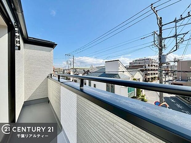 3階建てのバルコニーは、朝の心地よい日差しを浴びながらのひとときや、夜風に当たりながらのリラックスタイムに最適。洗濯物や布団干しも快適に行え、実用性と快適性を兼ね備えた魅力的なスペースです。