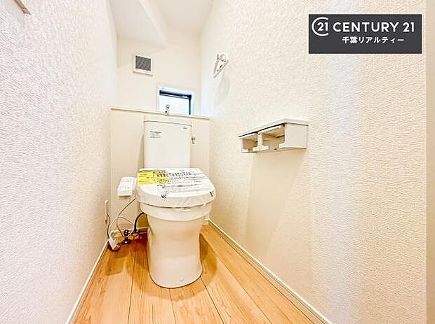 1・2階にトイレがございます!朝の忙しい時間帯も待たずにすみそうですね。白を基調とした清潔感のあるトイレでお手入れがしやすいです!