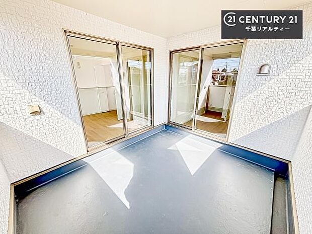 インナーバルコニー!屋根が付いているので、急に雨が降っても濡れにくく安心!強い日差しもカットしてくれるので、お天気の良い日は、お外へ出て深呼吸するのもよさそうです!