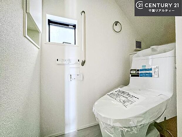 1・2階にトイレがございます!朝の忙しい時間帯も待たずにすみそうですね。白を基調とした清潔感のあるトイレでお手入れがしやすいです!