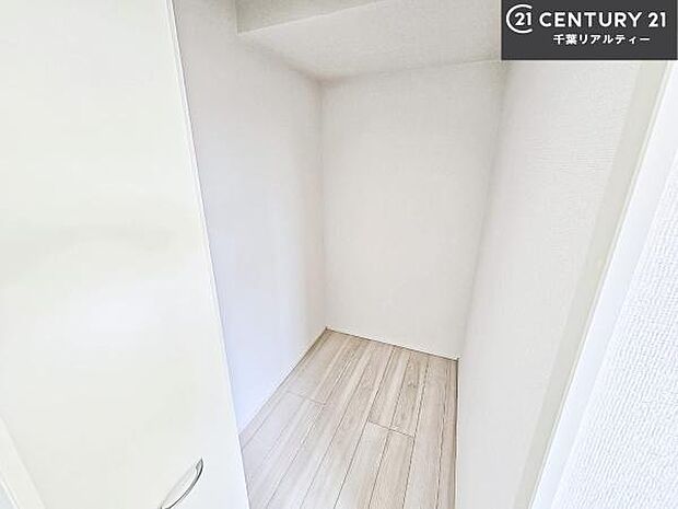 ウォークインクローゼット付きです。たくさんのお洋服などを収納しておけそうですね!他にも扇風機や加湿器など季節物の大きな家電も収納できます。