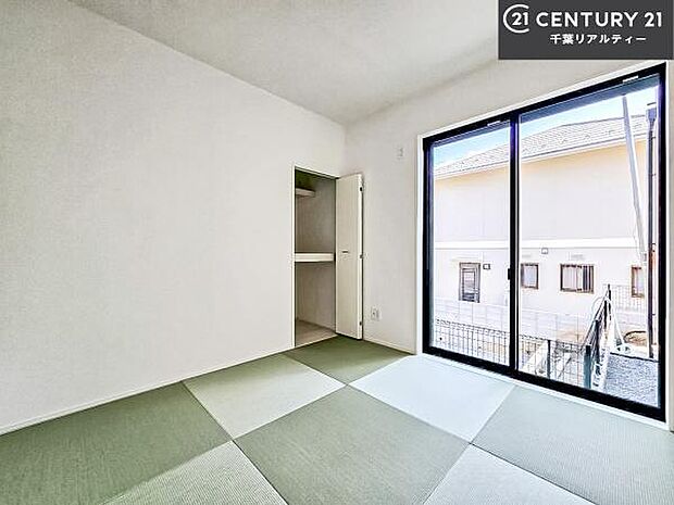 タタミの香りが安らぎを与える、リラックス空間。窓も大きく開放感のある和室となっております。日本人の心感じる「和」の空間。井草の香り漂う空間は癒しのひと時を演出してくれます!