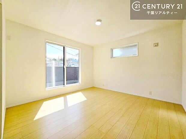 バルコニーに面している洋室です。明るく温もりがあり、換気もしっかりできます!朝起きて、外に出て背伸びをしつつ深呼吸をし良い朝を迎え入れることができます。