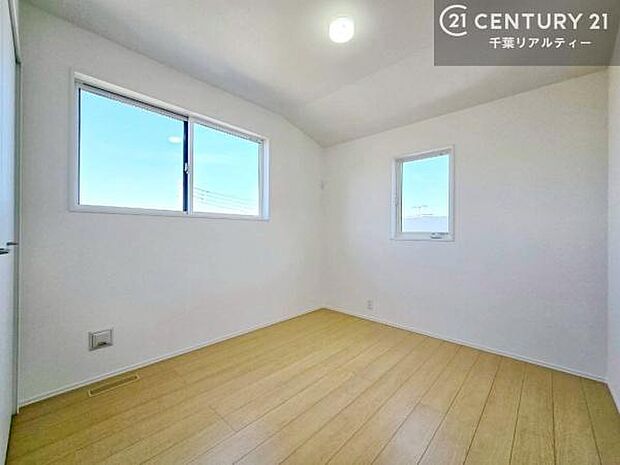 掃き出し窓がないお部屋は、お子様のお部屋としても安心です!収納スペースも充実しているので散らかったお部屋をサッと片付けられます!