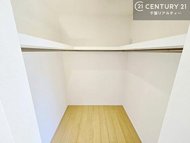 ウォークインクローゼット付きです。たくさんのお洋服などを収納しておけそうですね!他にも扇風機や加湿器など季節物の大きな家電も収納できます!