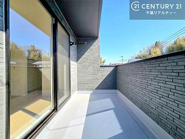 陽当たりの良いバルコニーで、お洗濯物もよく乾きそうですね!お天気の良い日にはバルコニーへ出てリフレッシュするのも気持ちよさそうです。