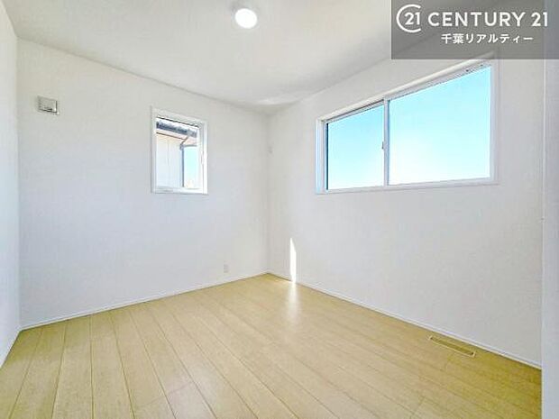 2面採光を確保した明るい室内は、風通しも良く、明るく大変居心地の良い空間となっております。リラックスして過ごせる心地の良いお部屋です!朝の目覚めがスッキリしますね。