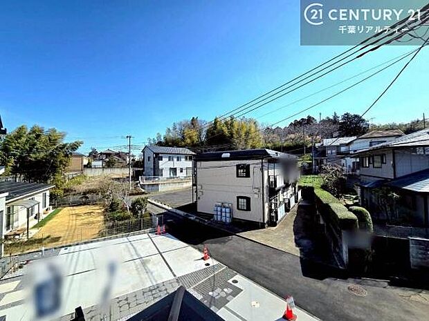 落ち着きある住宅街です!周囲には高い建物がなく、空が広く開放感があり、陽当たりを大きく遮られることもありません!気持ちの良い風が通り抜ける街並みです!