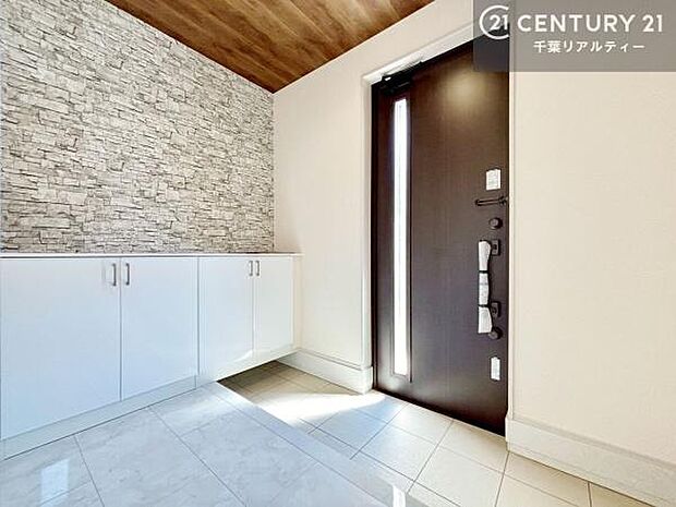 アクセントクロスを施した玄関は、訪れる人を温かく迎える印象的な空間。シンプルながらもおしゃれなデザインで、家の第一印象をぐっと引き立てます。