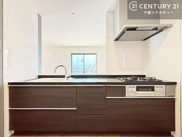 大人気の対面式システムキッチンを採用しています!ご家族のコミュニケーションが自然と増える設計です。お子様にも目が届くので嬉しいですね。収納力もあります!