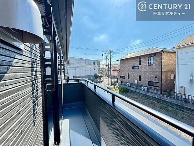 2か所のバルコニーを備えた設計で、各部屋から光と風を取り込みやすく、日常の洗濯や布団干しもスムーズに行える実用的な空間です。