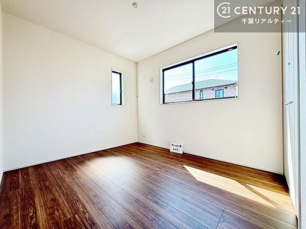 2面採光を確保した明るい室内は、風通しも良く、明るく大変居心地の良い空間となっております。リラックスして過ごせる心地の良いお部屋です!朝の目覚めがスッキリしますね!