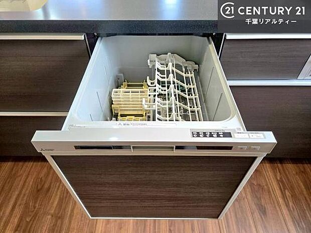 食洗機付きのキッチンです!忙しい時や手荒れ防止として大変活躍する便利な仕様です!ビルトインなのでキッチンの場所を取らず調理スペースを広く使うことが出来ます!