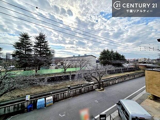 周囲に高い建物がなく開放的な眺望です!晴れた日は青空が広がります!