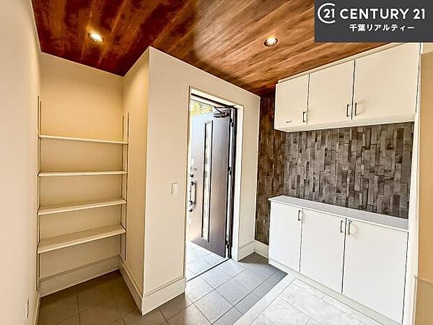 シューズボックス付きなので、玄関が片付きお掃除がしやすいです!スッキリした玄関で戸を開けた瞬間、清潔感のある心地いい空間が出迎えてくれます。