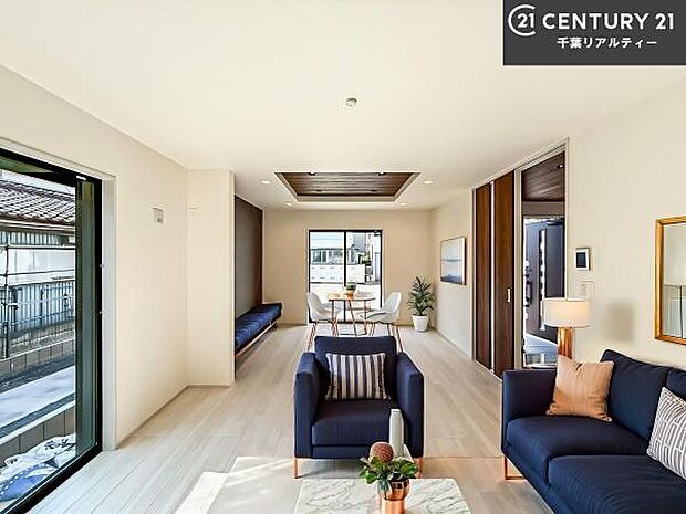 家具はCGパースです。心地良いリビングは家族が自然と集まります。家族団欒の時間が増えそうです。ご家族と、より一層充実した時間を過ごせそうですね。