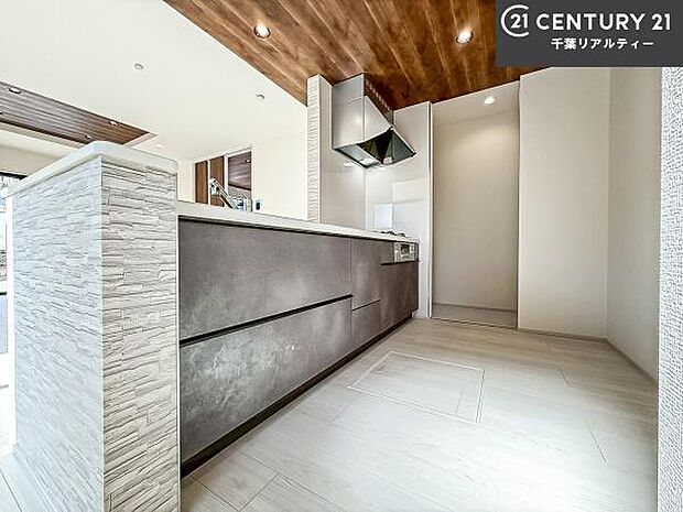 大人気の対面式システムキッチンを採用しています!ご家族のコミュニケーションが自然と増える設計です。お子様にも目が届くので嬉しいですね!広々使えて快適で作業が進みます。