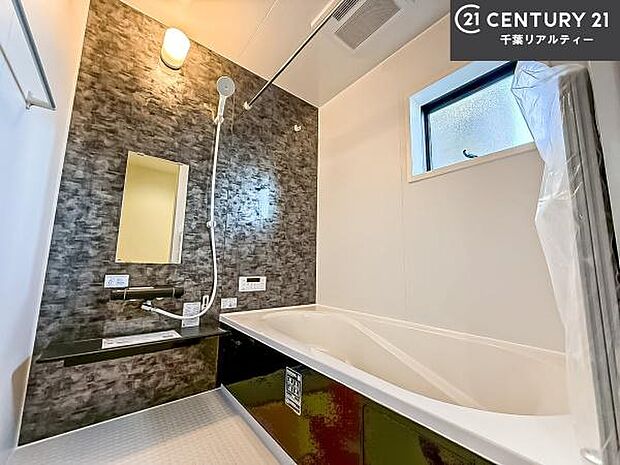 落ち着きある大人の雰囲気のバスルームは、味が出ていてバスタイムが充実!お仕事頑張っているご褒美にお好みの匂いの入浴剤を入れて、楽しんでみてはいかがでしょうか?