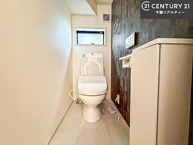1・2階にトイレがございます!朝の忙しい時間帯も待たずにすみそうですね。白を基調とした清潔感のあるトイレでお手入れがしやすいです!