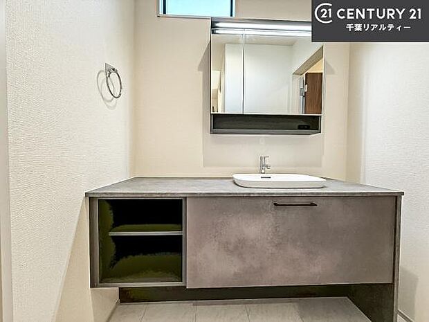 小窓付きの明るい洗面室です!湿気もすぐに入れ替えができて清潔に保つことができます!自然光が差し込むのでお化粧の仕上がりも良くなりますね!