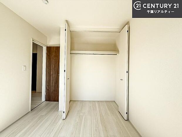 各居室収納付き!急なお客様が来客しても散らかったお部屋をサッと片付けられます!お部屋のスペースが生まれゆとりあるお部屋を演出することが出来ます!