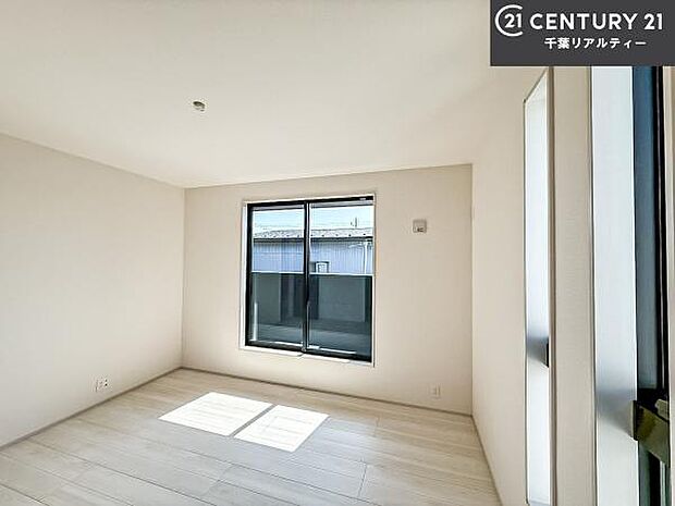 バルコニーに面している洋室です。明るく温もりがあり、換気もしっかりできます!朝起きて、外に出て背伸びをしつつ深呼吸をし良い朝を迎え入れることができます。