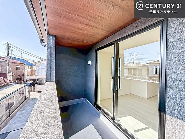 落ち着きある住宅街です!周囲には高い建物がなく、空が広く開放感があり、陽当たりを大きく遮られることもありません!気持ちの良い風が通り抜ける街並みです!